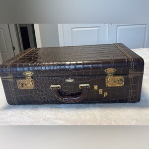 Faux Alligator leather luggage wardrobe case SkyRocket Masterbilt Chicago 1940s